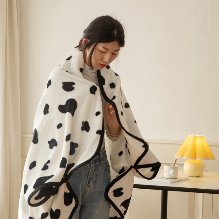 91家纺网 家纺一手货源 找家纺 美伦美焕直播爆款加厚小清新牛奶绒空调毯披肩毯午睡毛毯奶牛宝宝