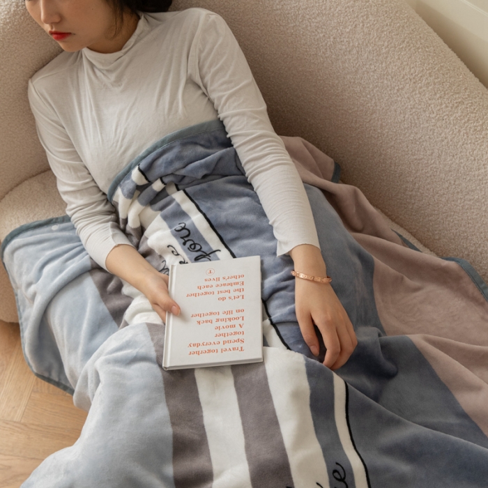 91家纺网 家纺一手货源 找家纺 美伦美焕直播爆款加厚小清新牛奶绒空调毯披肩毯午睡毛毯条纹风尚