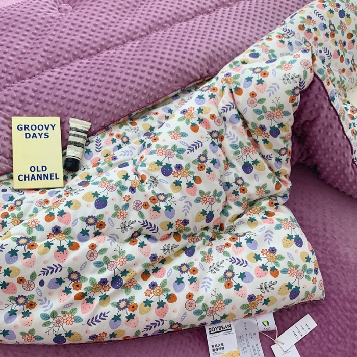 91家纺网 家纺一手货源 找家纺 星期八 2022新款复古碎花豆豆被 花间草莓