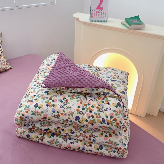 91家纺网 家纺一手货源 找家纺 星期八 2022新款复古碎花豆豆被 花间草莓