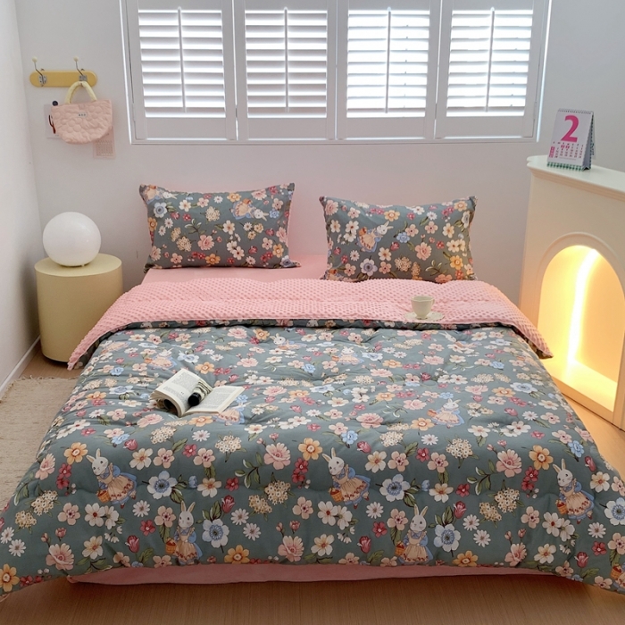 91家纺网 家纺一手货源 找家纺 星期八 2022新款复古碎花豆豆被 梦幻花园兔