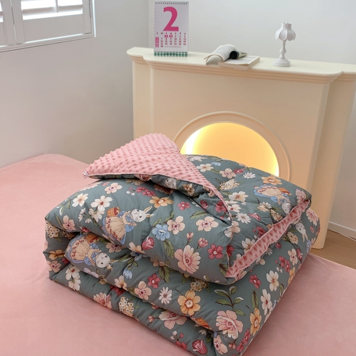 91家纺网 家纺一手货源 找家纺 星期八 2022新款复古碎花豆豆被 梦幻花园兔