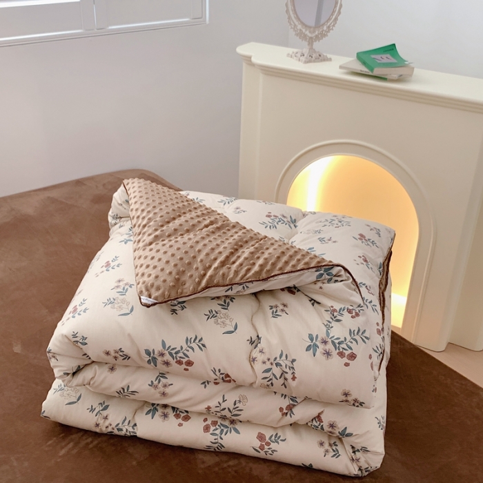 91家纺网 家纺一手货源 找家纺 星期八 2022新款复古碎花豆豆被 仲夏夜之梦