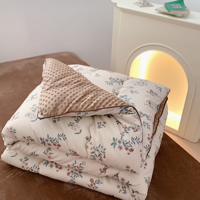 91家纺网 家纺一手货源 找家纺 星期八 2022新款复古碎花豆豆被 仲夏夜之梦