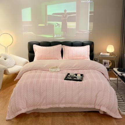 91家纺网 家纺一手货源 找家纺 米奈 2024新款新款高克重立体雕花兔兔绒四件套 公主粉