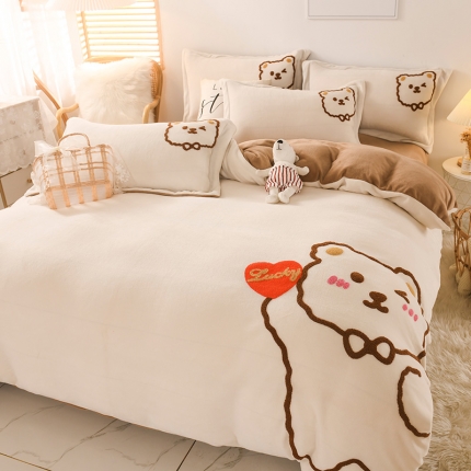 91家纺网 家纺一手货源 找家纺 2025高克重绣花牛奶绒四件套 纯色法兰绒毛巾绣法莱绒床笠款可供直播