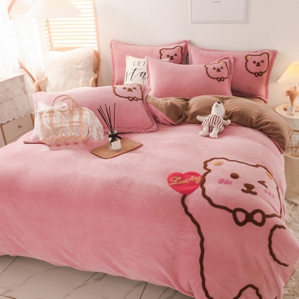 91家纺网 家纺一手货源 找家纺 2025高克重绣花牛奶绒四件套 纯色法兰绒毛巾绣法莱绒床笠款可供直播