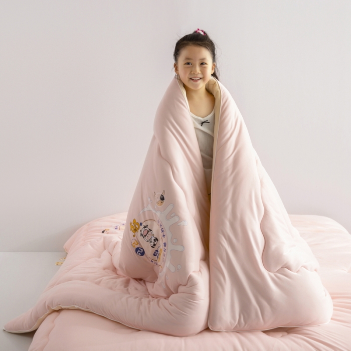 91家纺网 家纺一手货源 找家纺 佳居缘2023新款AB双拼糯糯元气奶盖懒人被 草莓奶芙-粉黄