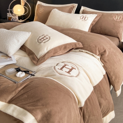 91家纺网 家纺一手货源 找家纺 奥汀洛2024工艺款230全消牛奶绒刺绣四件套-H