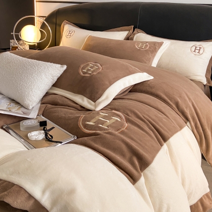 91家纺网 家纺一手货源 找家纺 奥汀洛2024工艺款230全消牛奶绒刺绣四件套-H