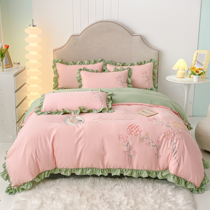 91家纺网 家纺一手货源 找家纺 富盛 2024新款水洗亲肤棉刺绣四件套公主风四件套 幸运花—粉