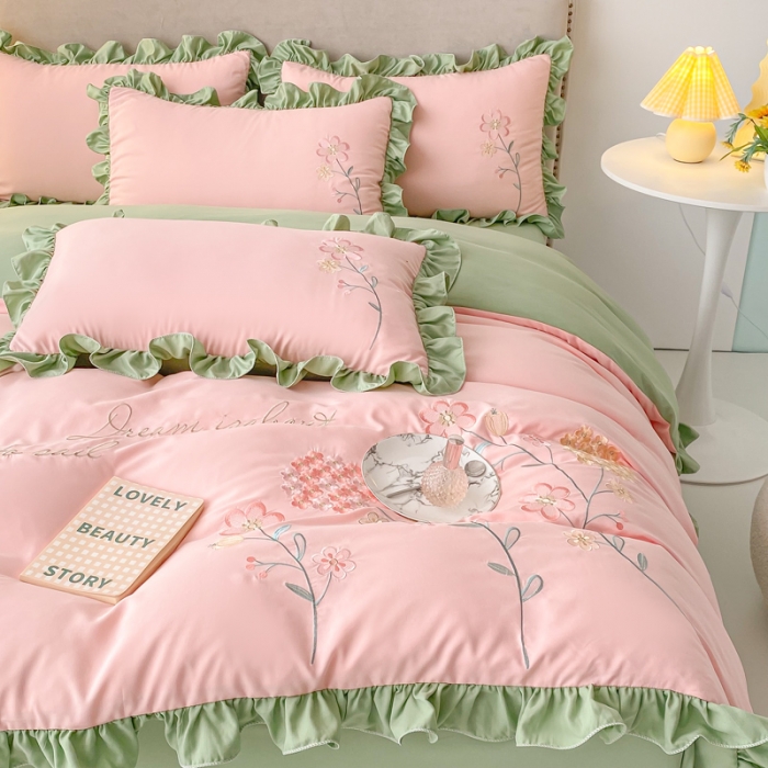 91家纺网 家纺一手货源 找家纺 富盛 2024新款水洗亲肤棉刺绣四件套公主风四件套 幸运花—粉