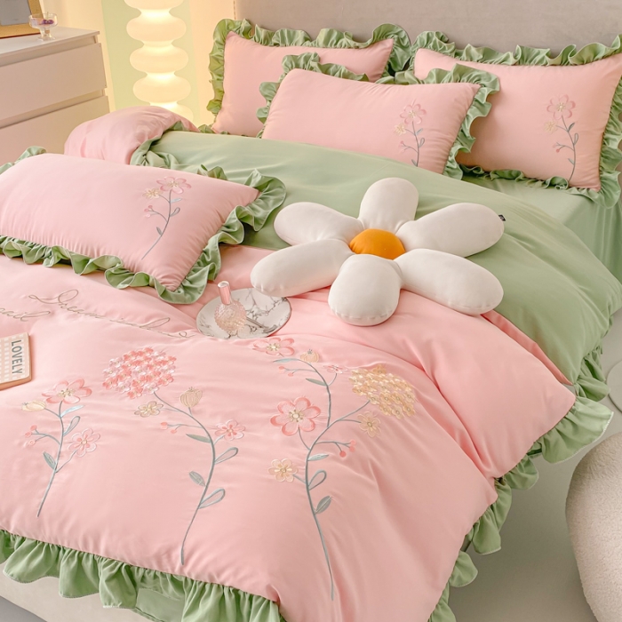 91家纺网 家纺一手货源 找家纺 富盛 2024新款水洗亲肤棉刺绣四件套公主风四件套 幸运花—粉