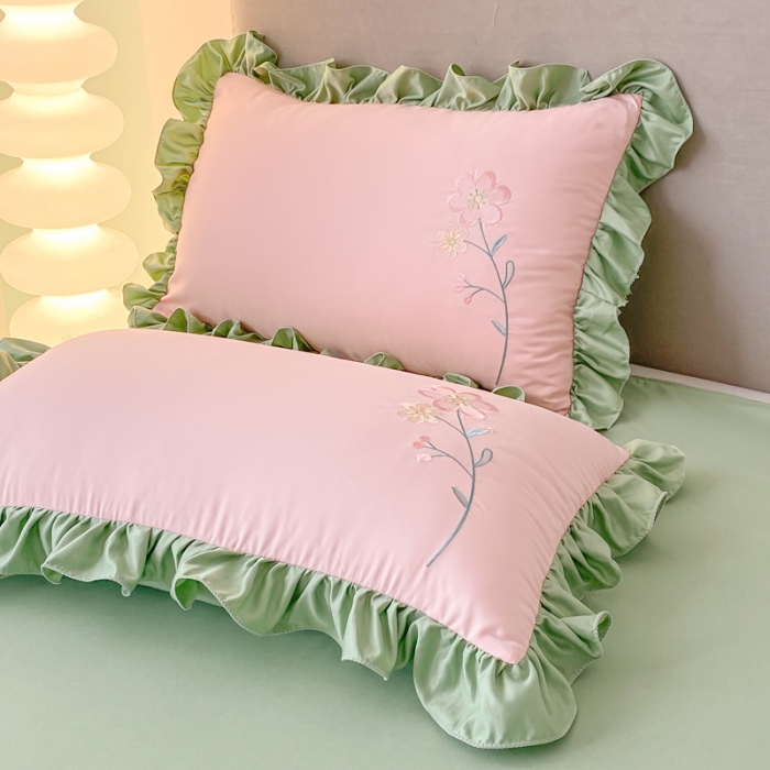 91家纺网 家纺一手货源 找家纺 富盛 2024新款水洗亲肤棉刺绣四件套公主风四件套 幸运花—粉