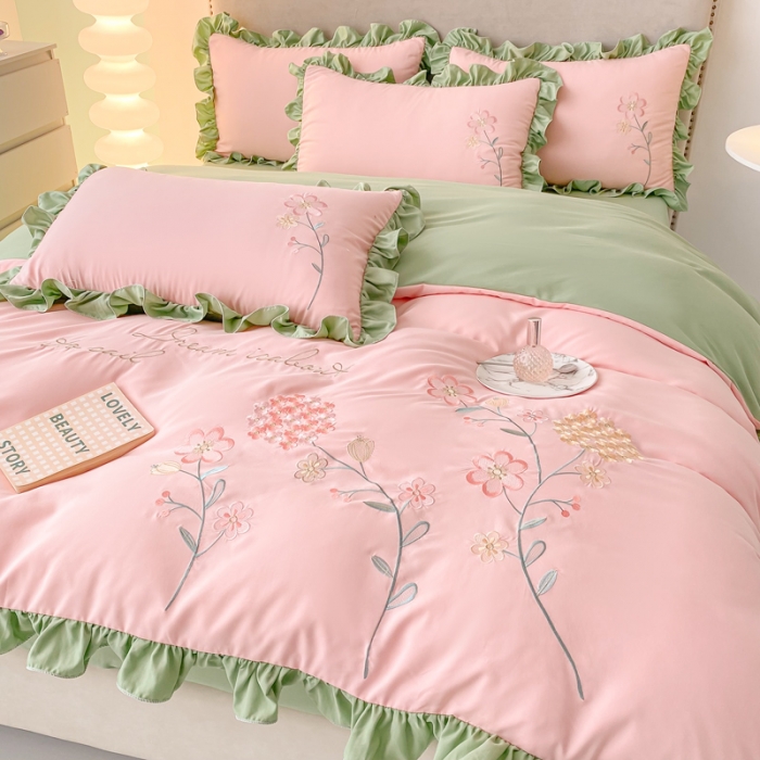 91家纺网 家纺一手货源 找家纺 富盛 2024新款水洗亲肤棉刺绣四件套公主风四件套 幸运花—粉