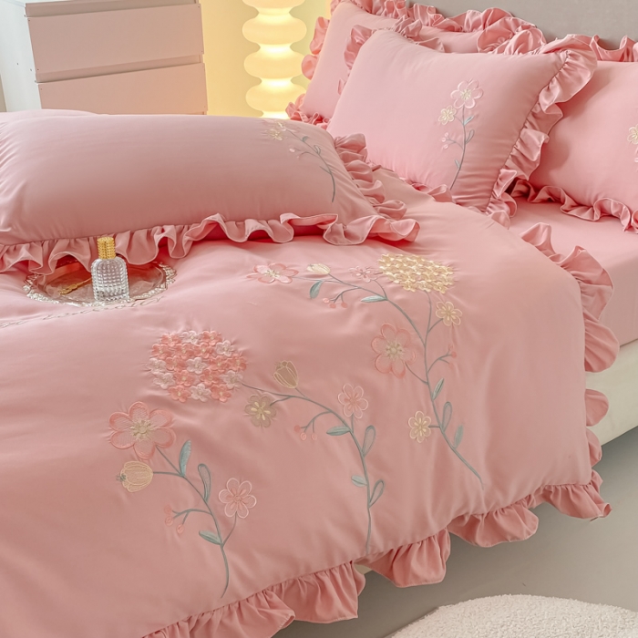 91家纺网 家纺一手货源 找家纺 富盛 2024新款水洗亲肤棉刺绣四件套公主风四件套 幸运花—豆沙