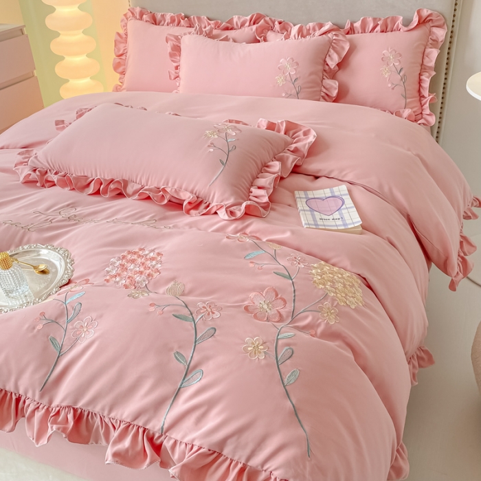 91家纺网 家纺一手货源 找家纺 富盛 2024新款水洗亲肤棉刺绣四件套公主风四件套 幸运花—豆沙