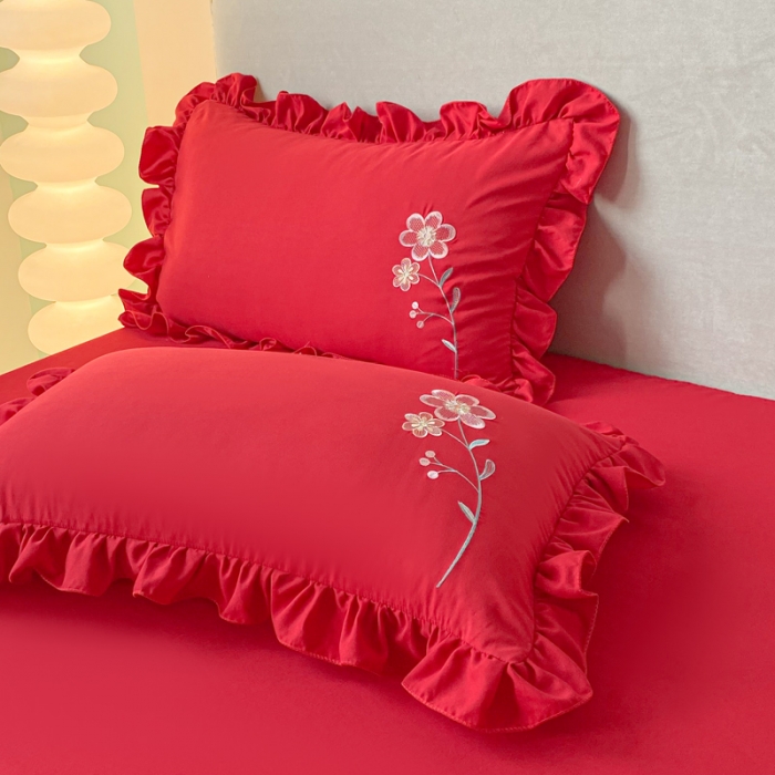 91家纺网 家纺一手货源 找家纺 富盛 2024新款水洗亲肤棉刺绣四件套公主风四件套 幸运花—大红