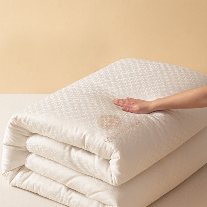 91家纺网 家纺一手货源 找家纺 伊被源 2023新款亲肤磨毛提花冬被被子被芯-四叶草 白色