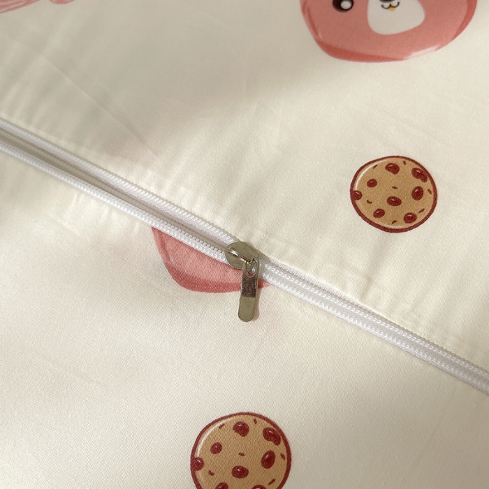 91家纺网 家纺一手货源 找家纺 良佐生活 2023新款A类60支全棉贡缎乳胶枕枕套 开心熊 粉