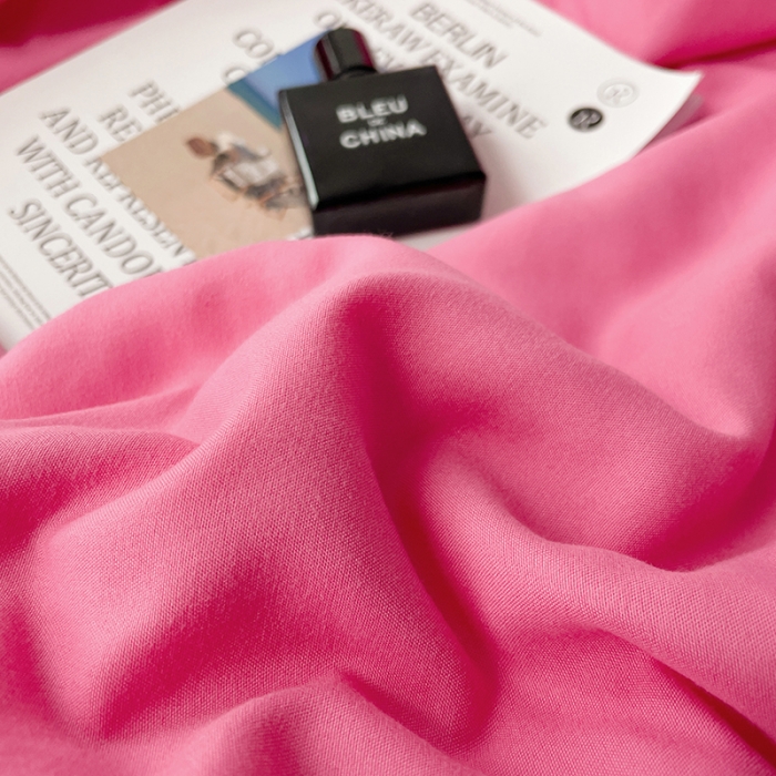 91家纺网 家纺一手货源 找家纺 贝拉梦 2023款亲肤棉纯色拼色治 愈系四件套 树莓红+深空蓝