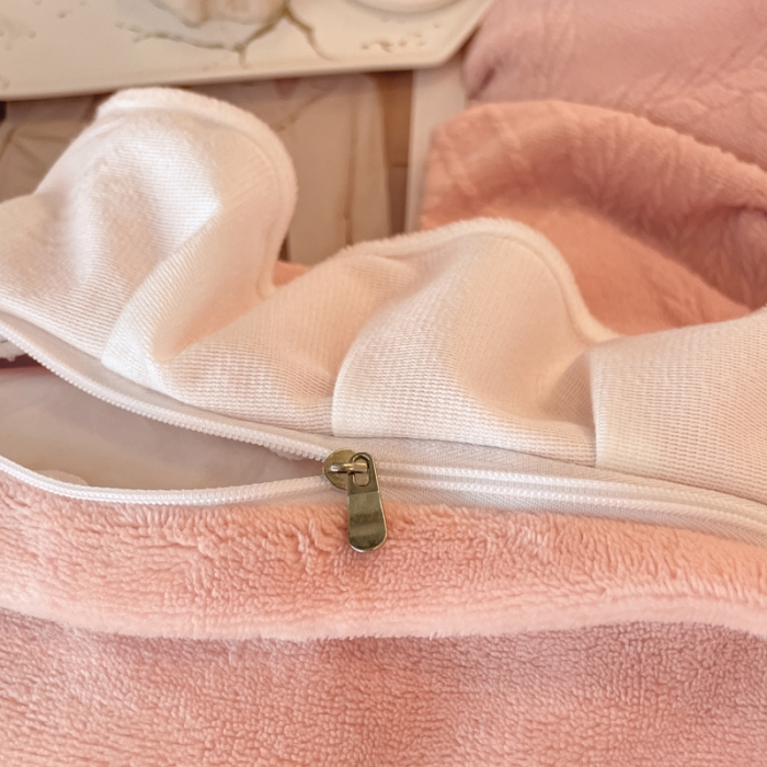 91家纺网 家纺一手货源 找家纺 沐慕 2023新款泡芙暖绒花边立体剪花牛奶绒四件套 泡芙-粉黛