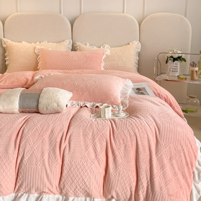 91家纺网 家纺一手货源 找家纺 沐慕 2023新款泡芙暖绒花边立体剪花牛奶绒四件套 泡芙-粉黛