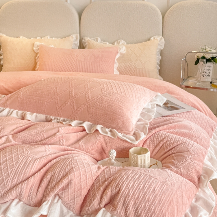 91家纺网 家纺一手货源 找家纺 沐慕 2023新款泡芙暖绒花边立体剪花牛奶绒四件套 泡芙-粉黛