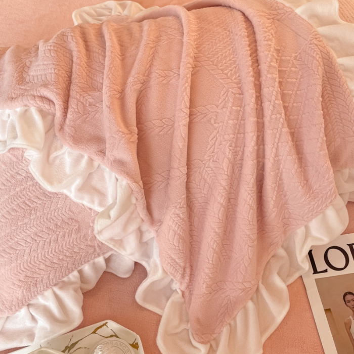 91家纺网 家纺一手货源 找家纺 沐慕 2023新款泡芙暖绒花边立体剪花牛奶绒四件套 泡芙-粉黛