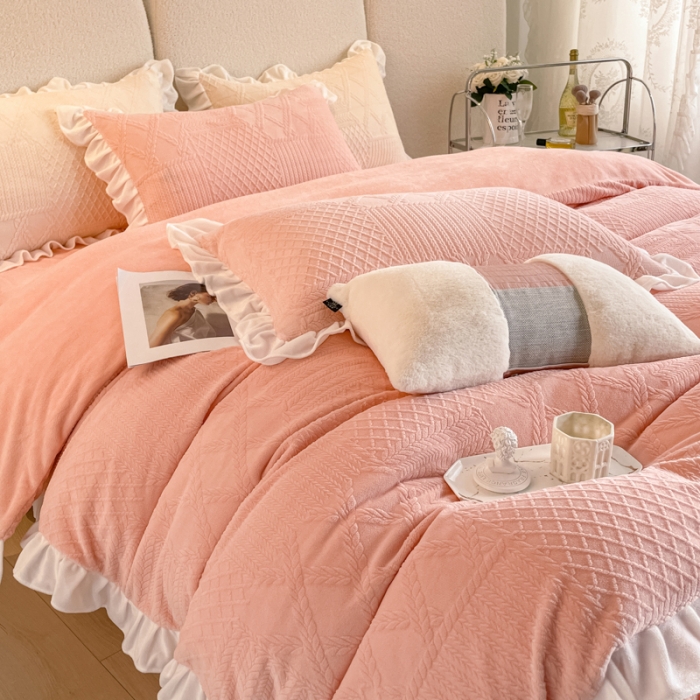 91家纺网 家纺一手货源 找家纺 沐慕 2023新款泡芙暖绒花边立体剪花牛奶绒四件套 泡芙-粉黛