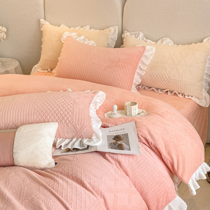 91家纺网 家纺一手货源 找家纺 沐慕 2023新款泡芙暖绒花边立体剪花牛奶绒四件套 泡芙-粉黛