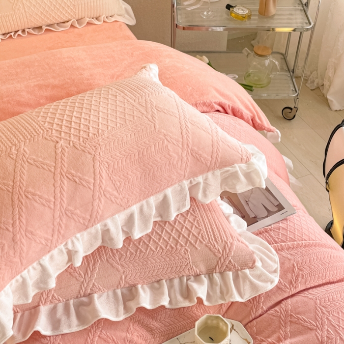 91家纺网 家纺一手货源 找家纺 沐慕 2023新款泡芙暖绒花边立体剪花牛奶绒四件套 泡芙-粉黛