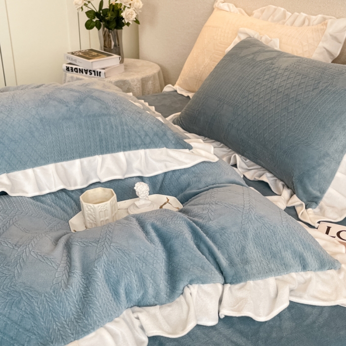 91家纺网 家纺一手货源 找家纺 沐慕 2023新款泡芙暖绒花边立体剪花牛奶绒四件套 泡芙-墨蓝