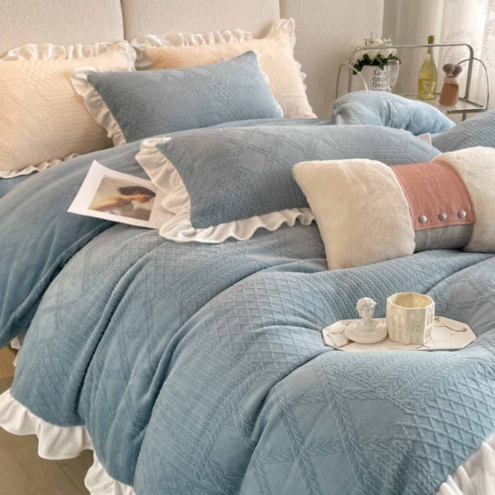 91家纺网 家纺一手货源 找家纺 沐慕 2023新款泡芙暖绒花边立体剪花牛奶绒四件套 泡芙-墨蓝