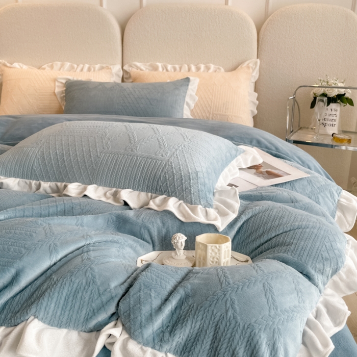 91家纺网 家纺一手货源 找家纺 沐慕 2023新款泡芙暖绒花边立体剪花牛奶绒四件套 泡芙-墨蓝
