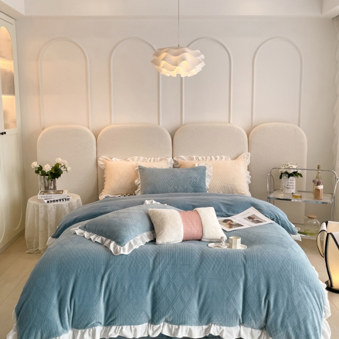 91家纺网 家纺一手货源 找家纺 沐慕 2023新款泡芙暖绒花边立体剪花牛奶绒四件套 泡芙-墨蓝