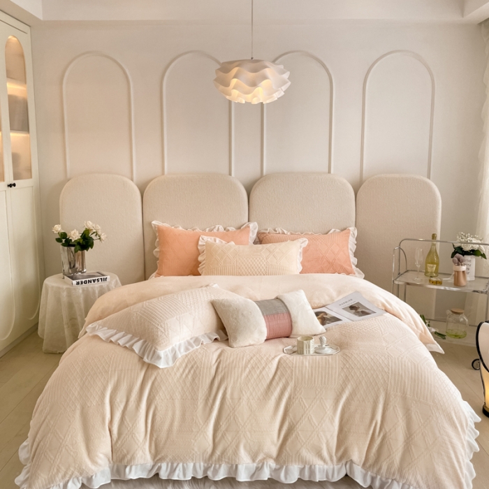 91家纺网 家纺一手货源 找家纺 沐慕 2023新款泡芙暖绒花边立体剪花牛奶绒四件套 泡芙-奶白