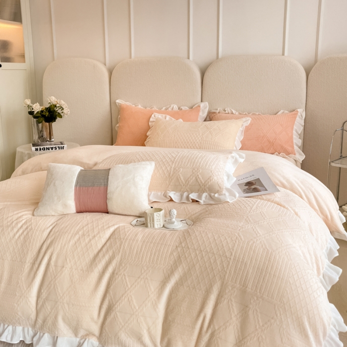 91家纺网 家纺一手货源 找家纺 沐慕 2023新款泡芙暖绒花边立体剪花牛奶绒四件套 泡芙-奶白