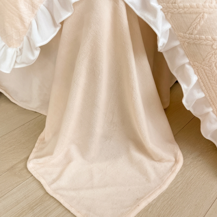 91家纺网 家纺一手货源 找家纺 沐慕 2023新款泡芙暖绒花边立体剪花牛奶绒四件套 泡芙-奶白