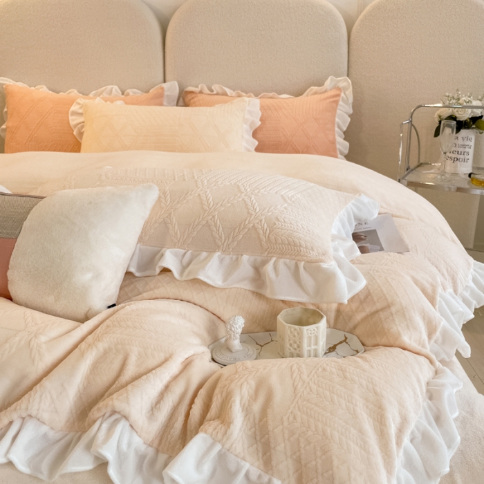 91家纺网 家纺一手货源 找家纺 沐慕 2023新款泡芙暖绒花边立体剪花牛奶绒四件套 泡芙-奶白