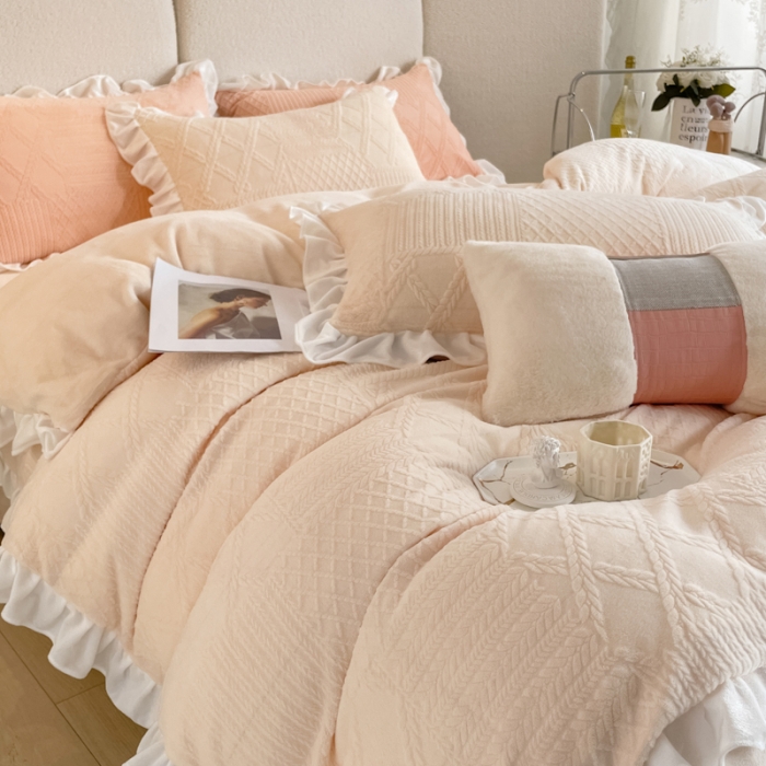 91家纺网 家纺一手货源 找家纺 沐慕 2023新款泡芙暖绒花边立体剪花牛奶绒四件套 泡芙-奶白