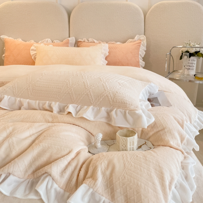 91家纺网 家纺一手货源 找家纺 沐慕 2023新款泡芙暖绒花边立体剪花牛奶绒四件套 泡芙-奶白
