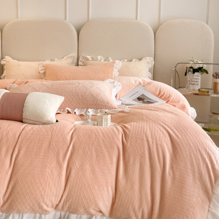 91家纺网 家纺一手货源 找家纺 沐慕 2023新款泡芙暖绒花边立体剪花牛奶绒四件套 泡芙-暖玉