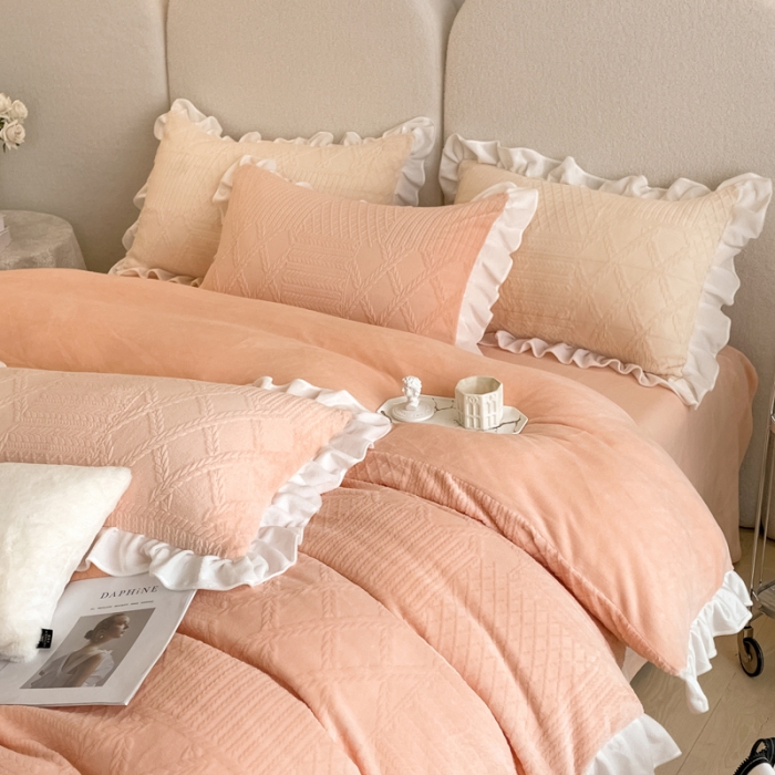 91家纺网 家纺一手货源 找家纺 沐慕 2023新款泡芙暖绒花边立体剪花牛奶绒四件套 泡芙-暖玉