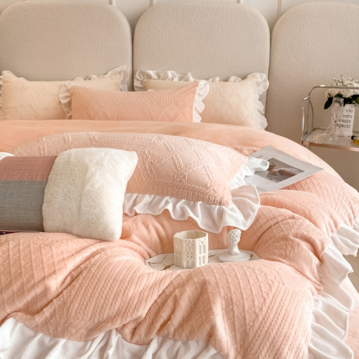 91家纺网 家纺一手货源 找家纺 沐慕 2023新款泡芙暖绒花边立体剪花牛奶绒四件套 泡芙-暖玉