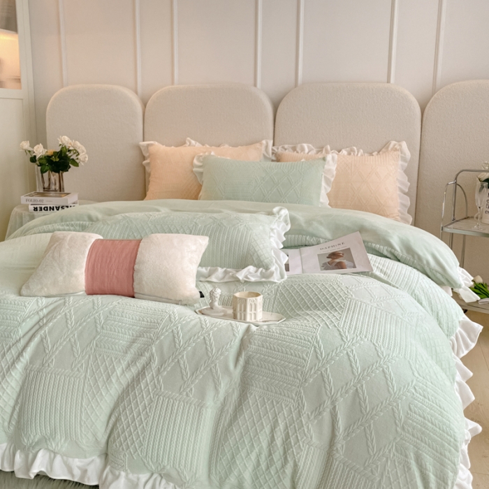91家纺网 家纺一手货源 找家纺 沐慕 2023新款泡芙暖绒花边立体剪花牛奶绒四件套 泡芙-水绿