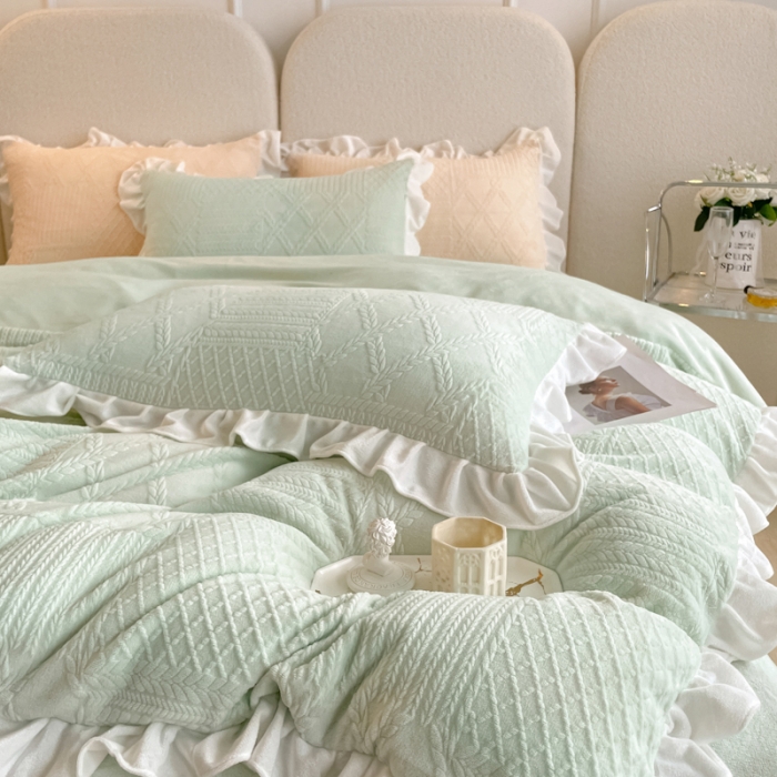 91家纺网 家纺一手货源 找家纺 沐慕 2023新款泡芙暖绒花边立体剪花牛奶绒四件套 泡芙-水绿