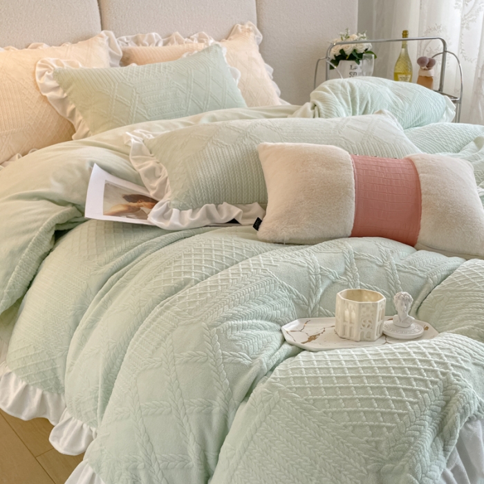 91家纺网 家纺一手货源 找家纺 沐慕 2023新款泡芙暖绒花边立体剪花牛奶绒四件套 泡芙-水绿
