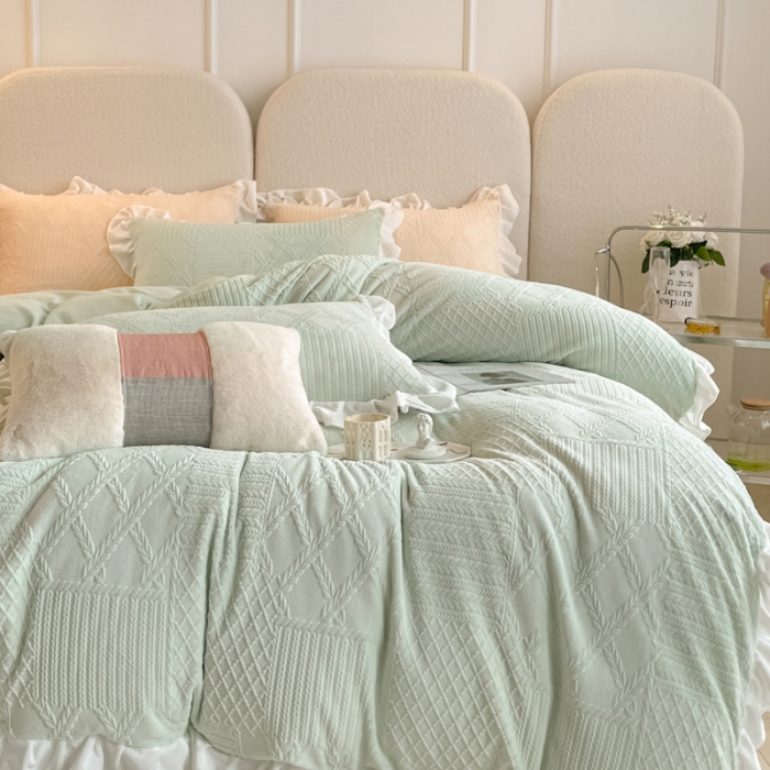 91家纺网 家纺一手货源 找家纺 沐慕 2023新款泡芙暖绒花边立体剪花牛奶绒四件套 泡芙-水绿