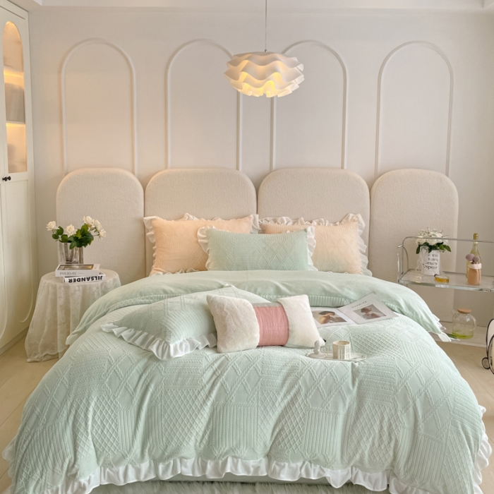 91家纺网 家纺一手货源 找家纺 沐慕 2023新款泡芙暖绒花边立体剪花牛奶绒四件套 泡芙-水绿